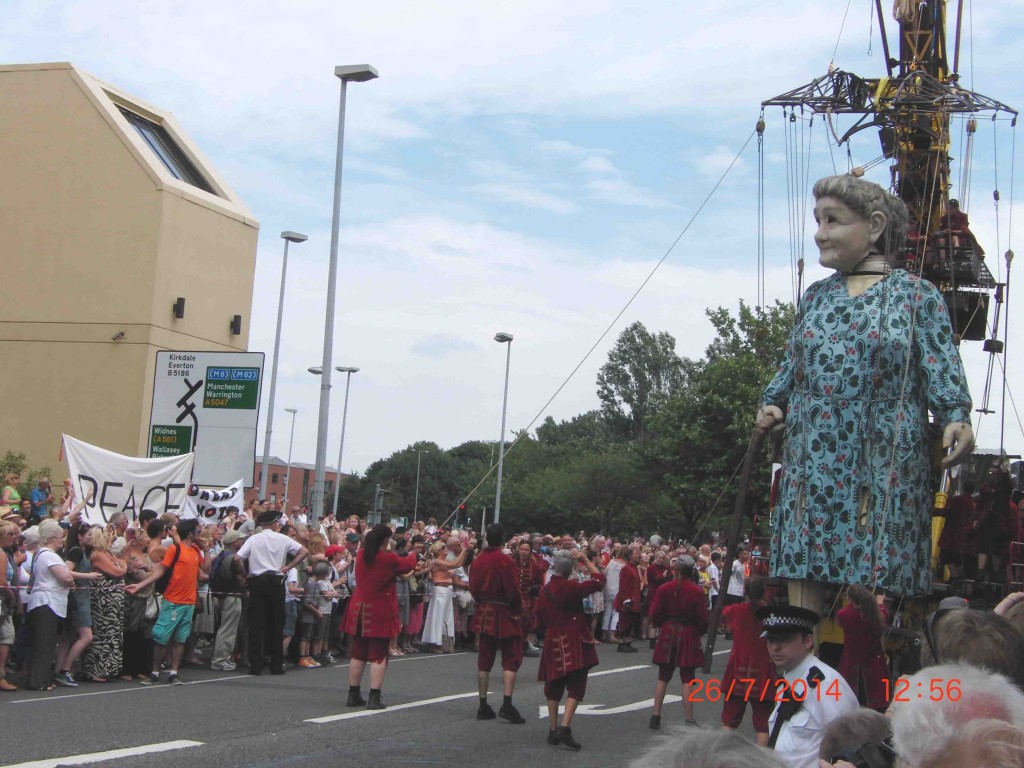 10e 26.7.14 Peace banner greets Grandmother Giant outside Unite