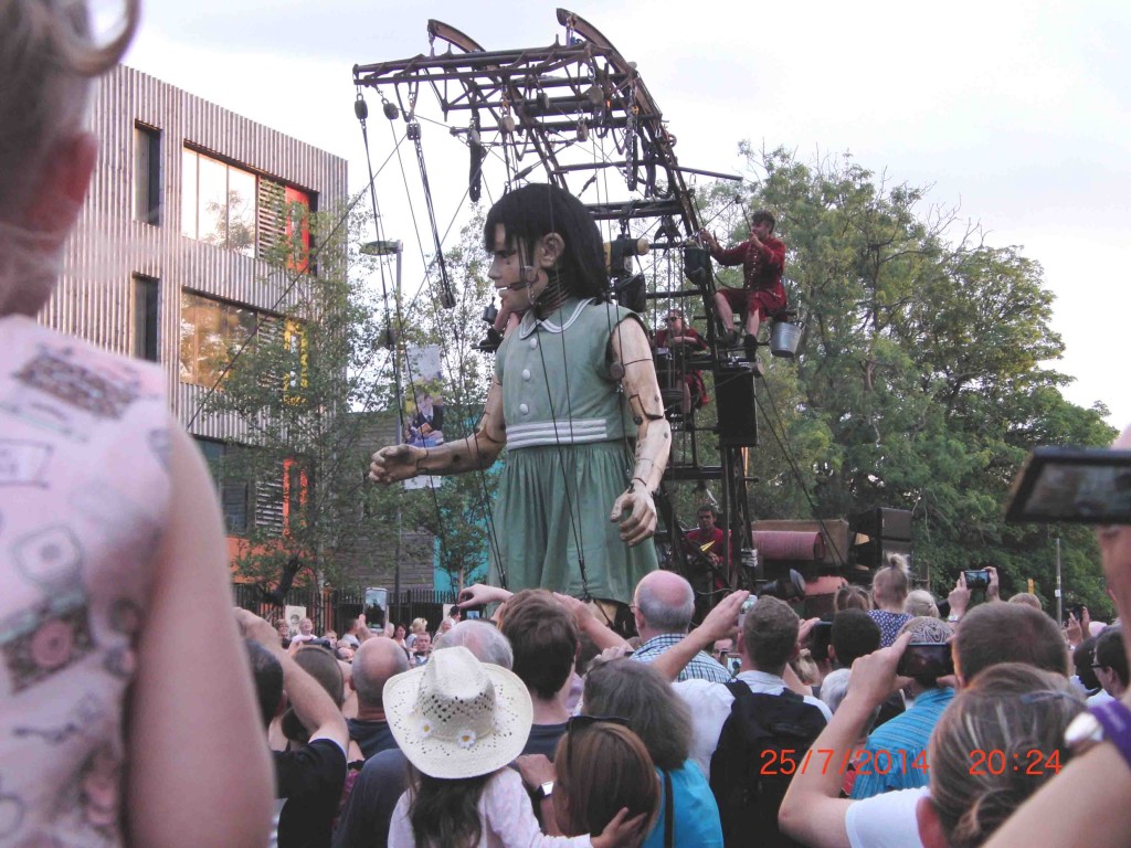 22e 25.7.14 Arrival of the Little Girl Giant, Newsham Park